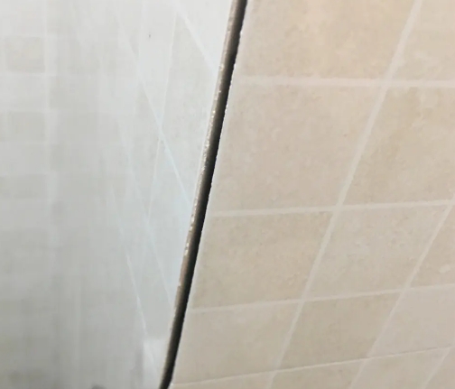 铜仁市瓷砖空鼓维修公司分享阳台瓷砖脱落的修复过程可以分为以下几个步骤