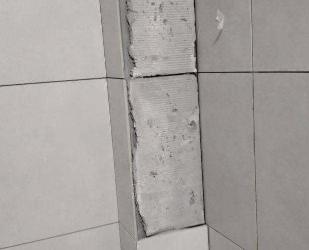 铜仁市瓷砖空鼓维修公司分享下瓷砖施工前基层浇水润湿程度不足，可能导致以下问题